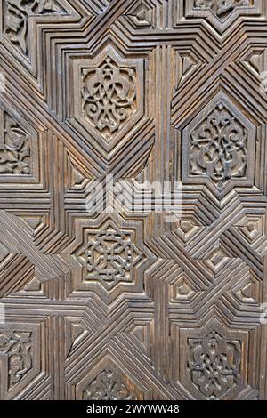 Détails de panneaux de bois décoratifs de style mauresque élaborés joints ensemble à l'intérieur des palais Nasrides, palais de l'Alhambra, Grenade, Espagne Banque D'Images