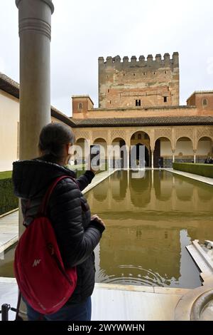 Touriste prise de photographie court of the Myrtles élabore des arcades de style mauresque à l'intérieur des palais Nasrides, palais de l'Alhambra, Grenade, Espagne Banque D'Images