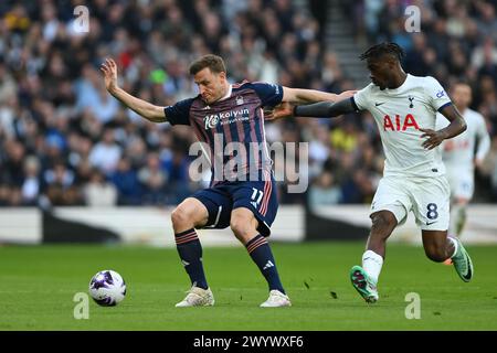 Chris Wood de Nottingham Forest affronte Yves Bissouma de Tottenham Hotspur lors du match de premier League entre Tottenham Hotspur et Nottingham Forest à White Hart Lane, Londres, dimanche 7 avril 2024. (Photo : Jon Hobley | mi News) crédit : MI News & Sport /Alamy Live News Banque D'Images