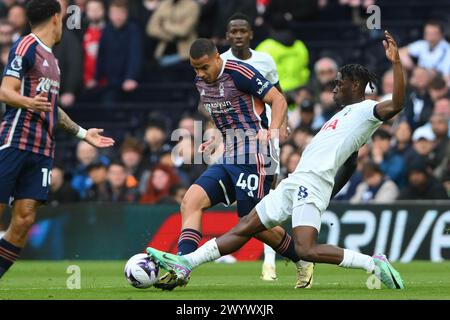 Yves Bissouma de Tottenham Hotspur affronte Murillo de Nottingham Forest lors du match de premier League entre Tottenham Hotspur et Nottingham Forest à White Hart Lane, Londres, dimanche 7 avril 2024. (Photo : Jon Hobley | mi News) crédit : MI News & Sport /Alamy Live News Banque D'Images