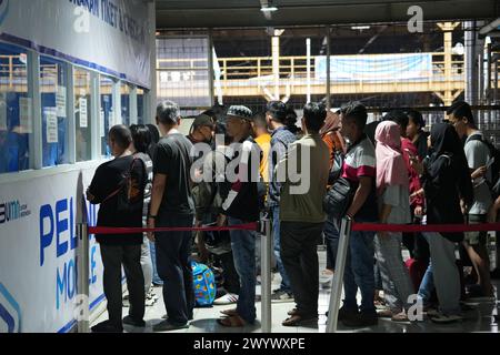 Makassar, Sulawesi du Sud, Indonésie. 8 avril 2024. Un certain nombre de passagers potentiels font la queue à la billetterie du port de Soekarno-Hatta, Makassar, Indonésie. À l'approche d'Idul Fitri, il y a une forte augmentation des passagers au port (crédit image : © Herwin Bahar/ZUMA Press Wire) USAGE ÉDITORIAL SEULEMENT! Non destiné à UN USAGE commercial ! Banque D'Images