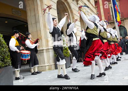 Danse folklorique, folklore asturien, Plaza Mayor, Gijon, Asturies Espagne. Banque D'Images