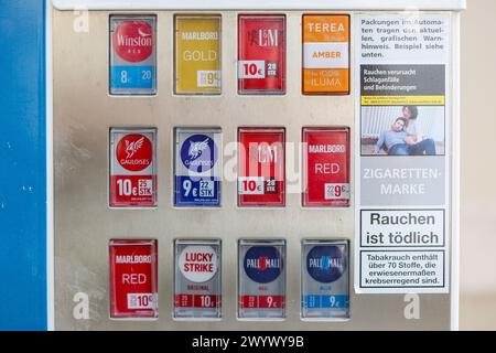 Leipzig, Allemagne. 08 avril 2024. Un distributeur automatique de cigarettes Tobaccoland est situé à l'ouest de Leipzig. L'initiative 'Pro Rauchfrei' a poursuivi l'opérateur parce que les boutons de sélection n'affichent que les timbres de cigarette sans avertissement. Cet avertissement se trouve uniquement sur un autocollant séparé à côté des boutons. Du point de vue de 'Pro Rauchfrei', c'est illégal. Selon ses propres informations, Tobaccoland exploite 85 000 distributeurs automatiques en Allemagne. Crédit : Jan Woitas/dpa/Alamy Live News Banque D'Images
