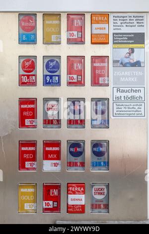 Leipzig, Allemagne. 08 avril 2024. Un distributeur automatique de cigarettes Tobaccoland est situé à l'ouest de Leipzig. L'initiative 'Pro Rauchfrei' a poursuivi l'opérateur parce que les boutons de sélection n'affichent que les timbres de cigarette sans avertissement. Cet avertissement se trouve uniquement sur un autocollant séparé à côté des boutons. Du point de vue de 'Pro Rauchfrei', c'est illégal. Selon ses propres informations, Tobaccoland exploite 85 000 distributeurs automatiques en Allemagne. Crédit : Jan Woitas/dpa/Alamy Live News Banque D'Images
