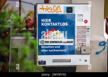 Leipzig, Allemagne. 08 avril 2024. Un distributeur automatique de cigarettes Tobaccoland est situé à l'ouest de Leipzig. L'initiative 'Pro Rauchfrei' a poursuivi l'opérateur parce que les boutons de sélection n'affichent que les timbres de cigarette sans avertissement. Cet avertissement se trouve uniquement sur un autocollant séparé à côté des boutons. Du point de vue de 'Pro Rauchfrei', c'est illégal. Selon ses propres informations, Tobaccoland exploite 85 000 distributeurs automatiques en Allemagne. Crédit : Jan Woitas/dpa/Alamy Live News Banque D'Images
