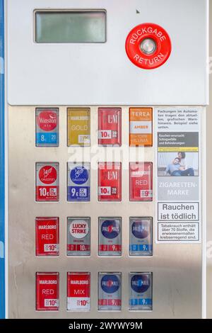 Leipzig, Allemagne. 08 avril 2024. Un distributeur automatique de cigarettes Tobaccoland est situé à l'ouest de Leipzig. L'initiative 'Pro Rauchfrei' a poursuivi l'opérateur parce que les boutons de sélection n'affichent que les timbres de cigarette sans avertissement. Cet avertissement se trouve uniquement sur un autocollant séparé à côté des boutons. Du point de vue de 'Pro Rauchfrei', c'est illégal. Selon ses propres informations, Tobaccoland exploite 85 000 distributeurs automatiques en Allemagne. Crédit : Jan Woitas/dpa/Alamy Live News Banque D'Images