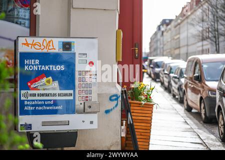 Leipzig, Allemagne. 08 avril 2024. Un distributeur automatique de cigarettes Tobaccoland est situé à l'ouest de Leipzig. L'initiative 'Pro Rauchfrei' a poursuivi l'opérateur parce que les boutons de sélection n'affichent que les timbres de cigarette sans avertissement. Cet avertissement se trouve uniquement sur un autocollant séparé à côté des boutons. Du point de vue de 'Pro Rauchfrei', c'est illégal. Selon ses propres informations, Tobaccoland exploite 85 000 distributeurs automatiques en Allemagne. Crédit : Jan Woitas/dpa/Alamy Live News Banque D'Images