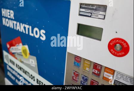 Leipzig, Allemagne. 08 avril 2024. Un distributeur automatique de cigarettes Tobaccoland est situé à l'ouest de Leipzig. L'initiative 'Pro Rauchfrei' a poursuivi l'opérateur parce que les boutons de sélection n'affichent que les timbres de cigarette sans avertissement. Cet avertissement se trouve uniquement sur un autocollant séparé à côté des boutons. Du point de vue de 'Pro Rauchfrei', c'est illégal. Selon ses propres informations, Tobaccoland exploite 85 000 distributeurs automatiques en Allemagne. Crédit : Jan Woitas/dpa/Alamy Live News Banque D'Images