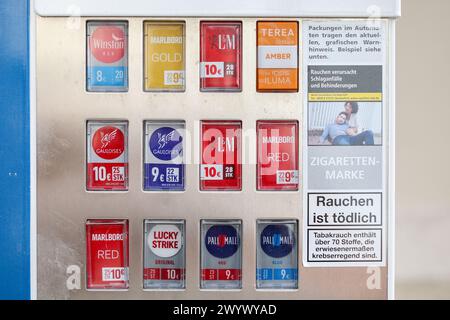 Leipzig, Allemagne. 08 avril 2024. Un distributeur automatique de cigarettes Tobaccoland est situé à l'ouest de Leipzig. L'initiative 'Pro Rauchfrei' a poursuivi l'opérateur parce que les boutons de sélection n'affichent que les timbres de cigarette sans avertissement. Cet avertissement se trouve uniquement sur un autocollant séparé à côté des boutons. Du point de vue de 'Pro Rauchfrei', c'est illégal. Selon ses propres informations, Tobaccoland exploite 85 000 distributeurs automatiques en Allemagne. Crédit : Jan Woitas/dpa/Alamy Live News Banque D'Images