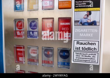 Leipzig, Allemagne. 08 avril 2024. Un distributeur automatique de cigarettes Tobaccoland est situé à l'ouest de Leipzig. L'initiative 'Pro Rauchfrei' a poursuivi l'opérateur parce que les boutons de sélection n'affichent que les timbres de cigarette sans avertissement. Cet avertissement se trouve uniquement sur un autocollant séparé à côté des boutons. Du point de vue de 'Pro Rauchfrei', c'est illégal. Selon ses propres informations, Tobaccoland exploite 85 000 distributeurs automatiques en Allemagne. Crédit : Jan Woitas/dpa/Alamy Live News Banque D'Images