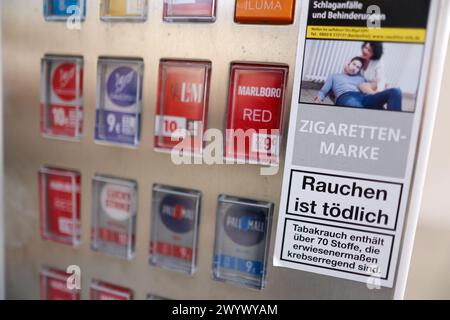 Leipzig, Allemagne. 08 avril 2024. Un distributeur automatique de cigarettes Tobaccoland est situé à l'ouest de Leipzig. L'initiative 'Pro Rauchfrei' a poursuivi l'opérateur parce que les boutons de sélection n'affichent que les timbres de cigarette sans avertissement. Cet avertissement se trouve uniquement sur un autocollant séparé à côté des boutons. Du point de vue de 'Pro Rauchfrei', c'est illégal. Selon ses propres informations, Tobaccoland exploite 85 000 distributeurs automatiques en Allemagne. Crédit : Jan Woitas/dpa/Alamy Live News Banque D'Images