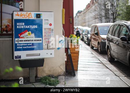 Leipzig, Allemagne. 08 avril 2024. Un distributeur automatique de cigarettes Tobaccoland est situé à l'ouest de Leipzig. L'initiative 'Pro Rauchfrei' a poursuivi l'opérateur parce que les boutons de sélection n'affichent que les timbres de cigarette sans avertissement. Cet avertissement se trouve uniquement sur un autocollant séparé à côté des boutons. Du point de vue de 'Pro Rauchfrei', c'est illégal. Selon ses propres informations, Tobaccoland exploite 85 000 distributeurs automatiques en Allemagne. Crédit : Jan Woitas/dpa/Alamy Live News Banque D'Images