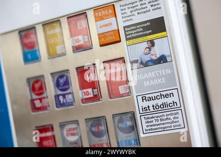 Leipzig, Allemagne. 08 avril 2024. Un distributeur automatique de cigarettes Tobaccoland est situé à l'ouest de Leipzig. L'initiative 'Pro Rauchfrei' a poursuivi l'opérateur parce que les boutons de sélection n'affichent que les timbres de cigarette sans avertissement. Cet avertissement se trouve uniquement sur un autocollant séparé à côté des boutons. Du point de vue de 'Pro Rauchfrei', c'est illégal. Selon ses propres informations, Tobaccoland exploite 85 000 distributeurs automatiques en Allemagne. Crédit : Jan Woitas/dpa/Alamy Live News Banque D'Images