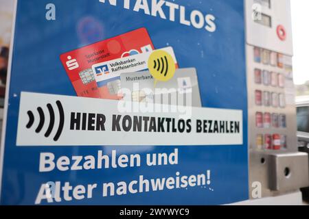 Leipzig, Allemagne. 08 avril 2024. Un distributeur automatique de cigarettes Tobaccoland est situé à l'ouest de Leipzig. L'initiative 'Pro Rauchfrei' a poursuivi l'opérateur parce que les boutons de sélection n'affichent que les timbres de cigarette sans avertissement. Cet avertissement se trouve uniquement sur un autocollant séparé à côté des boutons. Du point de vue de 'Pro Rauchfrei', c'est illégal. Selon ses propres informations, Tobaccoland exploite 85 000 distributeurs automatiques en Allemagne. Crédit : Jan Woitas/dpa/Alamy Live News Banque D'Images