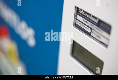 Leipzig, Allemagne. 08 avril 2024. Un distributeur automatique de cigarettes Tobaccoland est situé à l'ouest de Leipzig. L'initiative 'Pro Rauchfrei' a poursuivi l'opérateur parce que les boutons de sélection n'affichent que les timbres de cigarette sans avertissement. Cet avertissement se trouve uniquement sur un autocollant séparé à côté des boutons. Du point de vue de 'Pro Rauchfrei', c'est illégal. Selon ses propres informations, Tobaccoland exploite 85 000 distributeurs automatiques en Allemagne. Crédit : Jan Woitas/dpa/Alamy Live News Banque D'Images