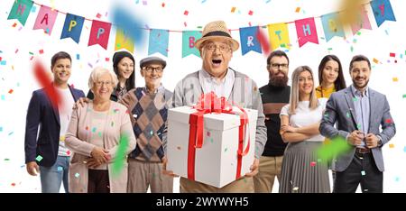 Homme senior excité avec un cadeau célébrant l'anniversaire avec la famille isolé sur fond blanc Banque D'Images