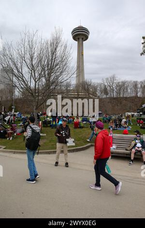 Chutes du Niagara, Canada. 8 avril 2024. Le parc Queen Victoria à Niagara Falls, Ontario, est un lieu de rassemblement pour l’éclipse solaire de 2024. Les gens commencent à se rassembler 2 heures plus tôt, Niagara Falls s'attend à ce que plus d'un million de personnes se présentent pour voir Solar Eclipse un jour couvert. Crédit : Luke Durda/Alamy Live News Banque D'Images