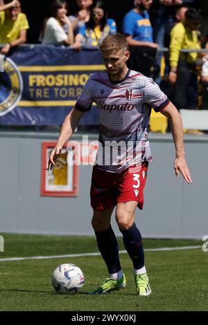 Frosinone, Latium, Italie. 7 avril 2024. Stefan Posch de Bologne contrôle le ballon pendant le match de Serie A SSC Frosinone Calcio- Bologna FC Stadio Stirpe le 7 avril 2024 à Frosinone, Italie. (Crédit image : © Ciro de Luca/ZUMA Press Wire) USAGE ÉDITORIAL SEULEMENT! Non destiné à UN USAGE commercial ! Banque D'Images