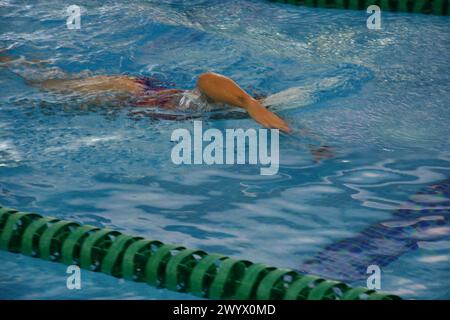 Caxias do Sul, Brésil. 08 avril 2024. Images de personnes nageant, le 8 avril est considéré comme la Journée mondiale de la natation, il a été créé pour honorer cette activité physique et aussi pour la promouvoir comme un sport. Enregistré à Caxias do Sul, RS, ce lundi (08). Crédit : Antônio Machado/FotoArena/Alamy Live News Banque D'Images