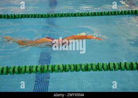 Caxias do Sul, Brésil. 08 avril 2024. Images de personnes nageant, le 8 avril est considéré comme la Journée mondiale de la natation, il a été créé pour honorer cette activité physique et aussi pour la promouvoir comme un sport. Enregistré à Caxias do Sul, RS, ce lundi (08). Crédit : Antônio Machado/FotoArena/Alamy Live News Banque D'Images