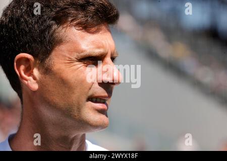 Frosinone, Latium, Italie. 7 avril 2024. Thiago Motta entraîneur de Bologne regarde pendant le match de Serie A SSC Frosinone Calcio- Bologna FC Stadio Stirpe le 7 avril 2024 à Frosinone, Italie. (Crédit image : © Ciro de Luca/ZUMA Press Wire) USAGE ÉDITORIAL SEULEMENT! Non destiné à UN USAGE commercial ! Banque D'Images