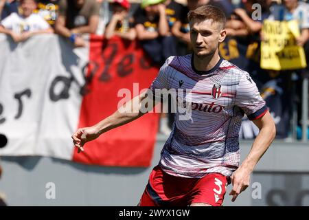 Frosinone, Latium, Italie. 7 avril 2024. Stefan Posch de Bologne contrôle le ballon pendant le match de Serie A SSC Frosinone Calcio- Bologna FC Stadio Stirpe le 7 avril 2024 à Frosinone, Italie. (Crédit image : © Ciro de Luca/ZUMA Press Wire) USAGE ÉDITORIAL SEULEMENT! Non destiné à UN USAGE commercial ! Banque D'Images