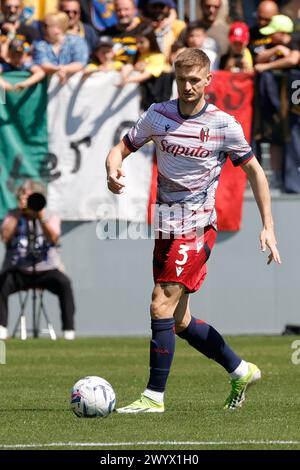 Frosinone, Latium, Italie. 7 avril 2024. Stefan Posch de Bologne contrôle le ballon pendant le match de Serie A SSC Frosinone Calcio- Bologna FC Stadio Stirpe le 7 avril 2024 à Frosinone, Italie. (Crédit image : © Ciro de Luca/ZUMA Press Wire) USAGE ÉDITORIAL SEULEMENT! Non destiné à UN USAGE commercial ! Banque D'Images