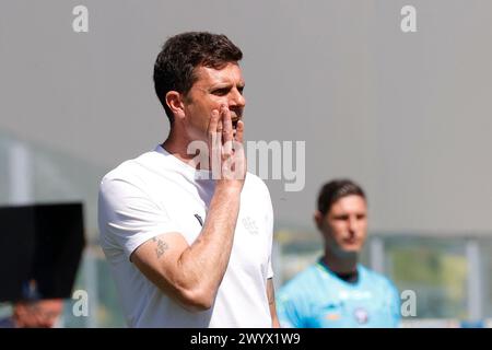 Frosinone, Latium, Italie. 7 avril 2024. Thiago Motta entraîneur de Bologne regarde pendant le match de Serie A SSC Frosinone Calcio- Bologna FC Stadio Stirpe le 7 avril 2024 à Frosinone, Italie. (Crédit image : © Ciro de Luca/ZUMA Press Wire) USAGE ÉDITORIAL SEULEMENT! Non destiné à UN USAGE commercial ! Banque D'Images