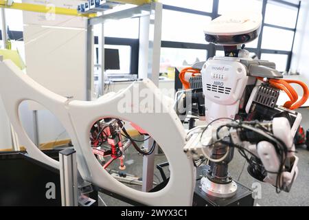 Robot à deux bras pour robotique flexible. Robot humanoïde pour les tâches d'assemblage automobile en collaboration avec People, Industry, Tecnalia Research & innovation, Technology and Research Centre, Miramon Technological Park, San Sebastian, Donostia, Gipuzkoa, pays Basque, Espagne, Europe. Banque D'Images