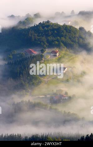 Le brouillard. Ferme Basque. Aizkorri Aratz Parc Naturel. Mont Aloña. Arantzazu. Oñati. Gipuzkoa. Pays Basque. L'Espagne. Banque D'Images