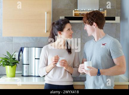 Jeune couple en cuisine. Banque D'Images