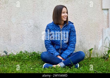 Femmes 30-35, Rue du Port, Hendaye, Aquitaine, Pyrénées Atlantiques, France, Europe, Europe. Banque D'Images