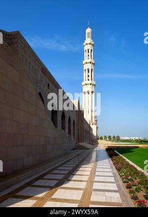 Minaret de la Grande Mosquée Sultan Qaboos à Mascate Banque D'Images