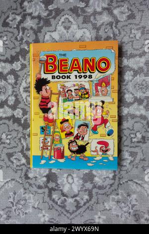 Gros plan des Bash Street Kids sur la couverture du Beano Book 1998 Banque D'Images