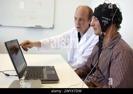 Tester un BCI (Brain-Computer interface) développé par les chercheurs de l’unité santé et qualité de vie, programme de recherche technologique FIK pour les personnes âgées et handicapées. Fatronik-Tecnalia, Centre de recherche et de technologie, Donostia, pays Basque, Espagne. Banque D'Images