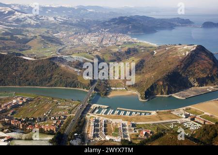 Embouchure de la rivière Oria, Orio, Zarautz et Getaria en arrière-plan. Guipuzcoa, pays Basque, Espagne. Banque D'Images