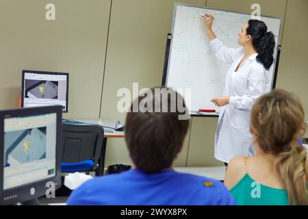 Salle de formation. Professeur donnant un cours en logiciel de mesure dimensionnelle. Métrologie innovante appliquée. Métrologie Sariki. Elgoibar. Gipuzkoa. Pays Basque. Espagne. Banque D'Images