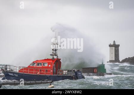 Le Conquet, France. 08 avril 2024. © PHOTOPQR/Ouest FRANCE/GUILLAUME SALIGOT/Ouest-FRANCE ; le Conquet ; 08/04/2024 ; Tempete Pierrick, coup de vent sur le Finistère en alerte orange vagues - submersion - vents violents sur le littoral . Ici les vagues s' ecrasent sur la digue du Conquet devant un bateau de la SNSM avec le phare de Kermorvan en fond ( Finistère ). Photo : Guillaume Saligot/Ouest-France photos de tempête en bretagne le 8 avril 2024. Crédit : MAXPPP/Alamy Live News Banque D'Images