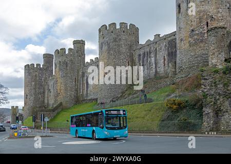 Bus, château, Conwy, pays de Galles, Grande-Bretagne Banque D'Images