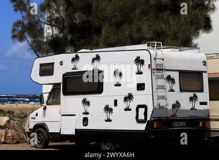 Camping-car décoré avec des motifs de palmiers près de la plage, El Cotillo, Fuerteventura, Îles Canaries, Espagne. Prise en février 2024 Banque D'Images