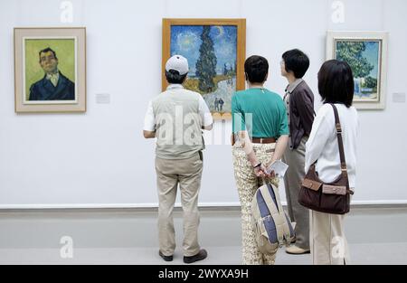 Visiteurs regardant "route avec Cyprès et étoile" (1890) peinture de Vincent Van Gogh dans le Musée Kröller-Müller, Het nationale Park de Hoge Veluwe. Gelderland, pays-Bas. Banque D'Images