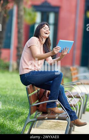 35 femme avec tablette dans un parc. Donostia. San Sebastian. Gipuzkoa. Pays Basque- Espagne. Banque D'Images