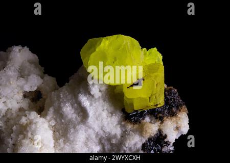 Échantillon minéral soufré : un ajout captivant aux collections Banque D'Images