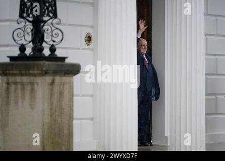 Le président irlandais Michael d Higgins fait signe d'adieu alors que Leo Varadkar quitte Aras an Uachtarain à Dublin, après avoir remis sa démission de taoiseach. Date de la photo : lundi 8 avril 2024. Banque D'Images