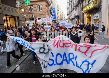 75e anniversaire de l'OTAN à naples des affrontements entre manifestants et policiers en tenue anti-émeute ont eu lieu il y a peu, au bout de la via Toledo à Naples. Les jeunes manifestants ont tenté de percer le cordon de sécurité pour se rendre au théâtre San Carlo, dans le but de contester le concert prévu pour le 75ème anniversaire de l’OTAN.4 ferrites entre moi manifeste anti. ABP04924 Copyright : xAntonioxBalascox Banque D'Images