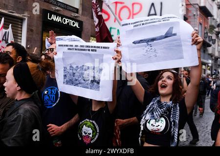 75e anniversaire de l'OTAN à naples des affrontements entre manifestants et policiers en tenue anti-émeute ont eu lieu il y a peu, au bout de la via Toledo à Naples. Les jeunes manifestants ont tenté de percer le cordon de sécurité pour se rendre au théâtre San Carlo, dans le but de contester le concert prévu pour le 75ème anniversaire de l’OTAN.4 ferrites entre moi manifeste anti. ABP05090 Copyright : xAntonioxBalascox Banque D'Images