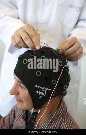 Tester un BCI (Brain-Computer interface) développé par les chercheurs de l’unité santé et qualité de vie, programme de recherche technologique FIK pour les personnes âgées et handicapées. Fatronik-Tecnalia, Centre de recherche et de technologie, Donostia, pays Basque, Espagne. Banque D'Images