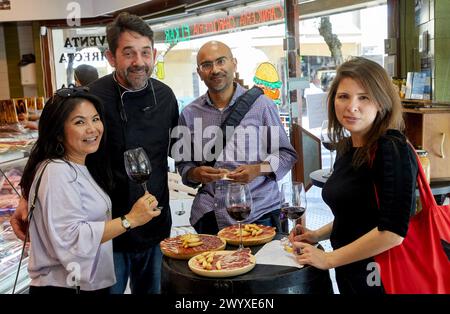 Dégustation de jambon, chorizo et longe iberico, charcuterie, visite gastronomique, guide avec des touristes, Donostia, Saint-Sébastien, Gipuzkoa, pays Basque, Espagne, Europe. Banque D'Images