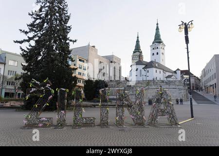 Place Sainte-Marie, Zilina, Slovaquie - 7 avril 2024. Panneau, repère et monument fait de lettres dans la ville et le centre-ville. Soirée. Banque D'Images