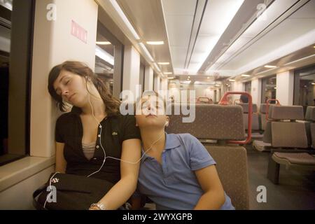 Frère et sœur de 10 et 18 ans dans le train de banlieue avec iPod. Banque D'Images